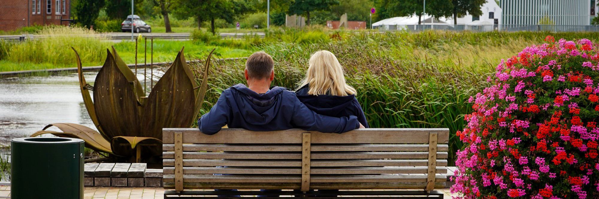 To mennesker sidder sammen på en bænk i Tønder