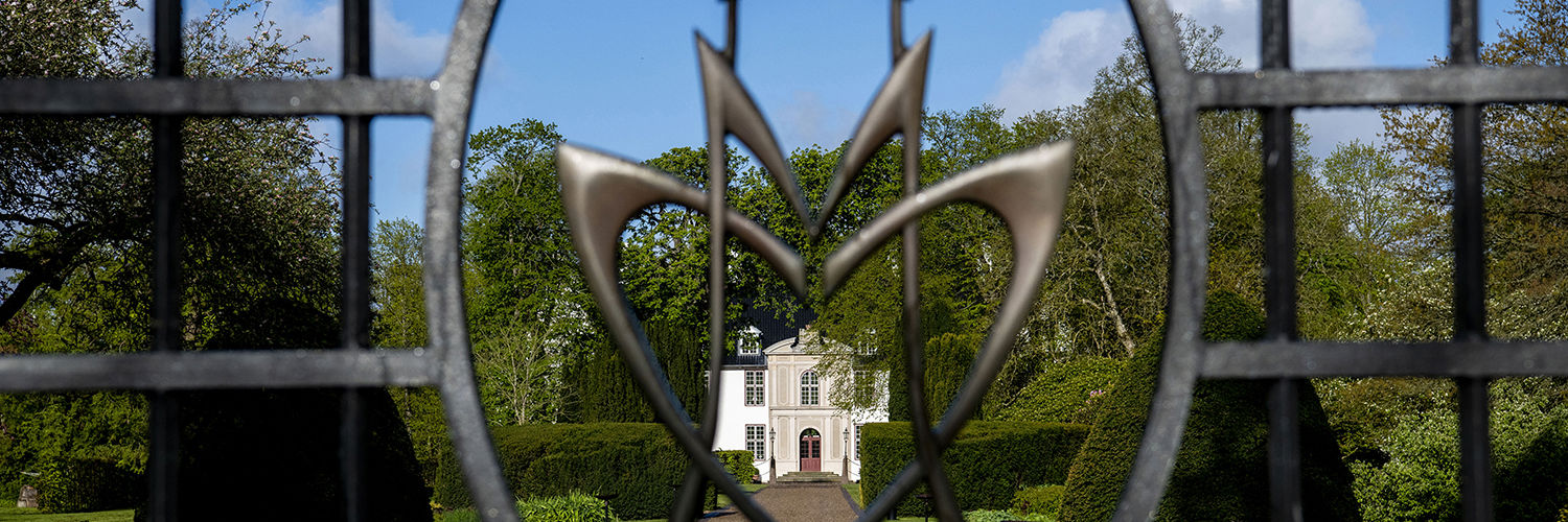 Schakenborg Slot set igennem lågen