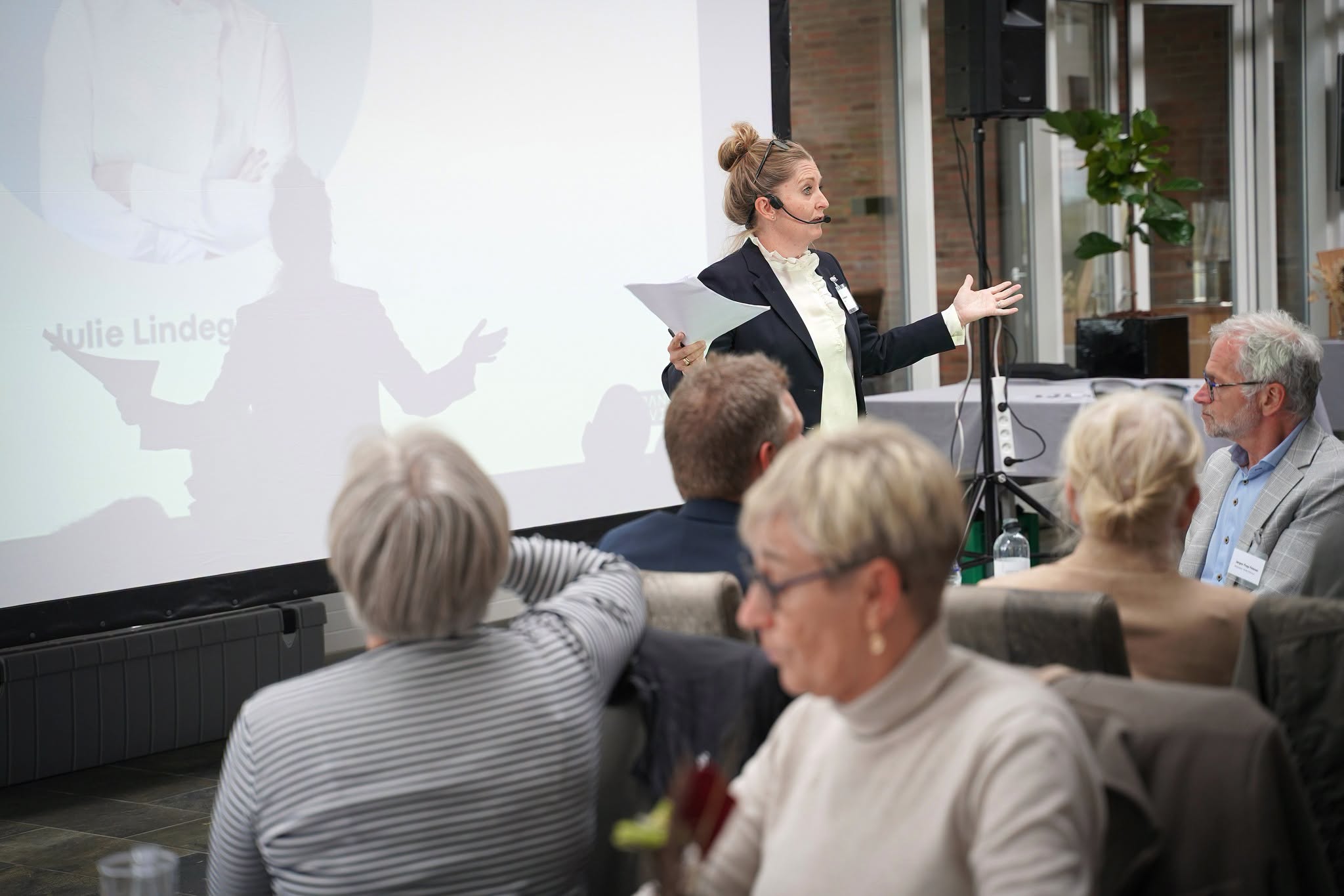 Oplægsholder foran skærmen