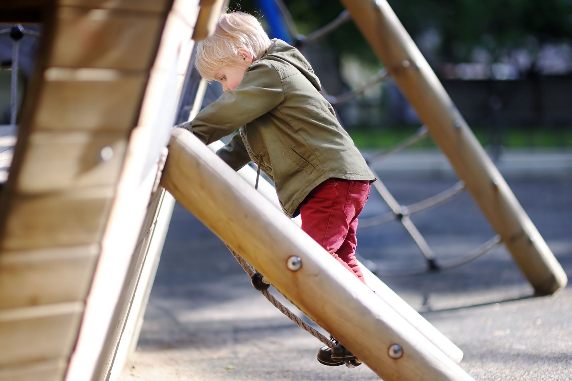 Dreng på 5 år der klatrer
