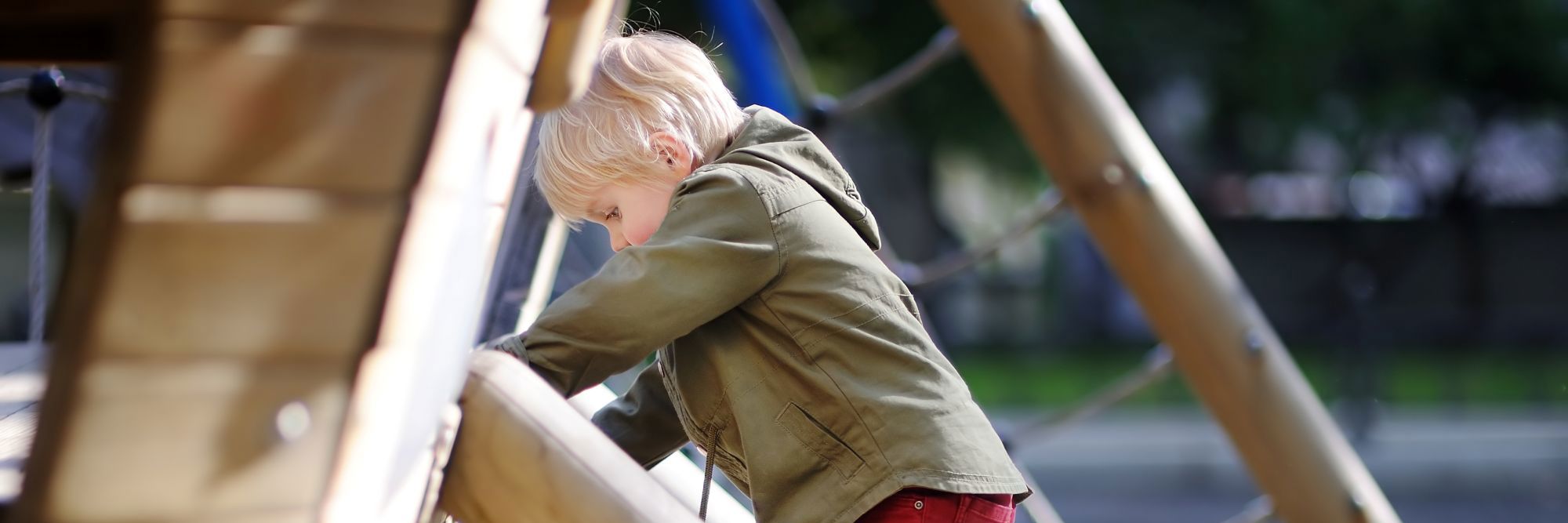 Dreng på 5 år der klatrer