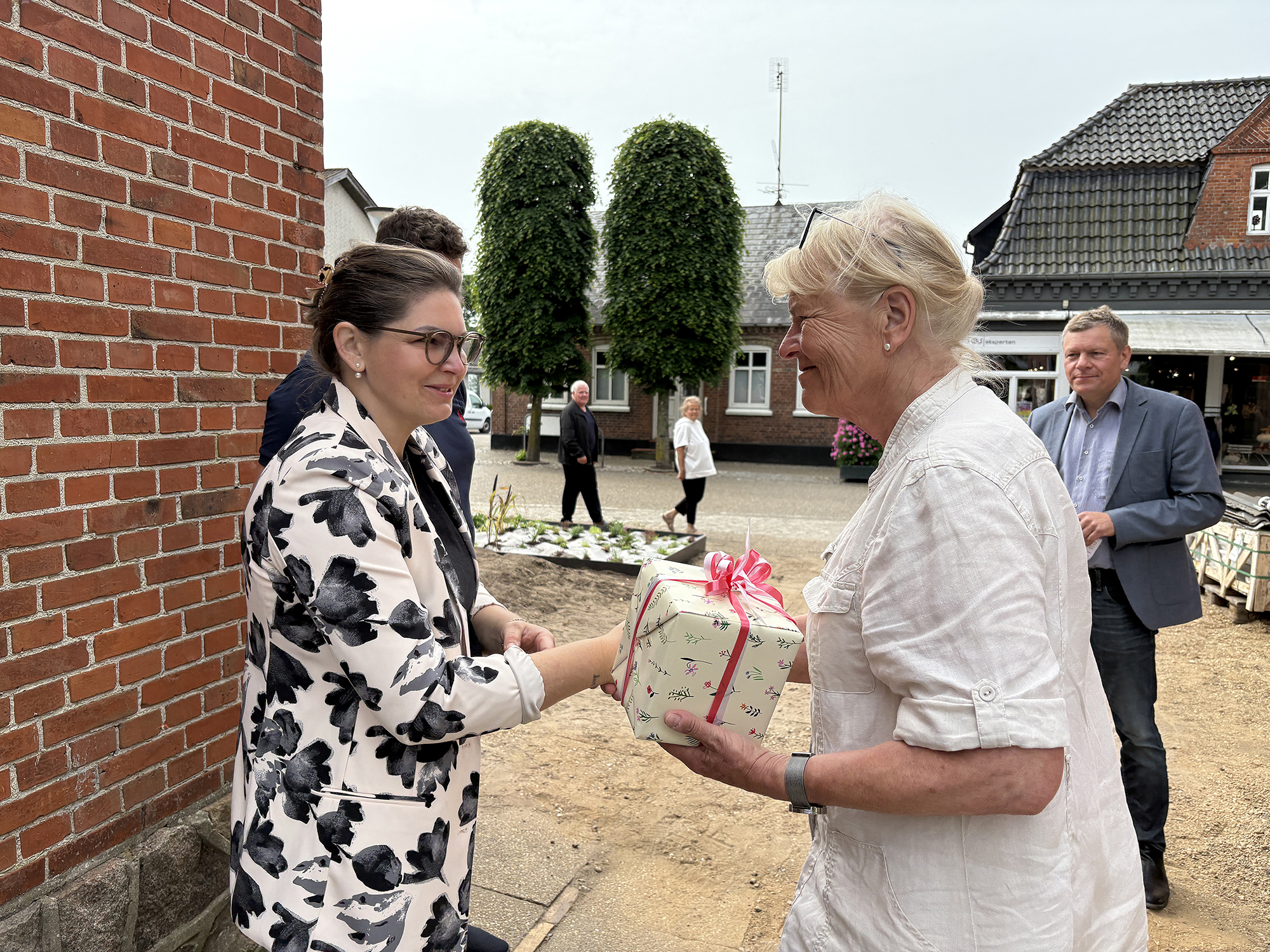 Ejeren af Storegade 24 i Skærbæk får overrakt en plakette af kommunalbestyrelsesmedlem