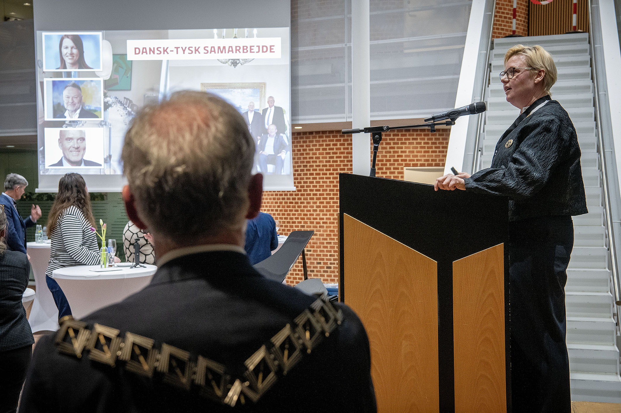 Årets hovedtaler på talerstolen
