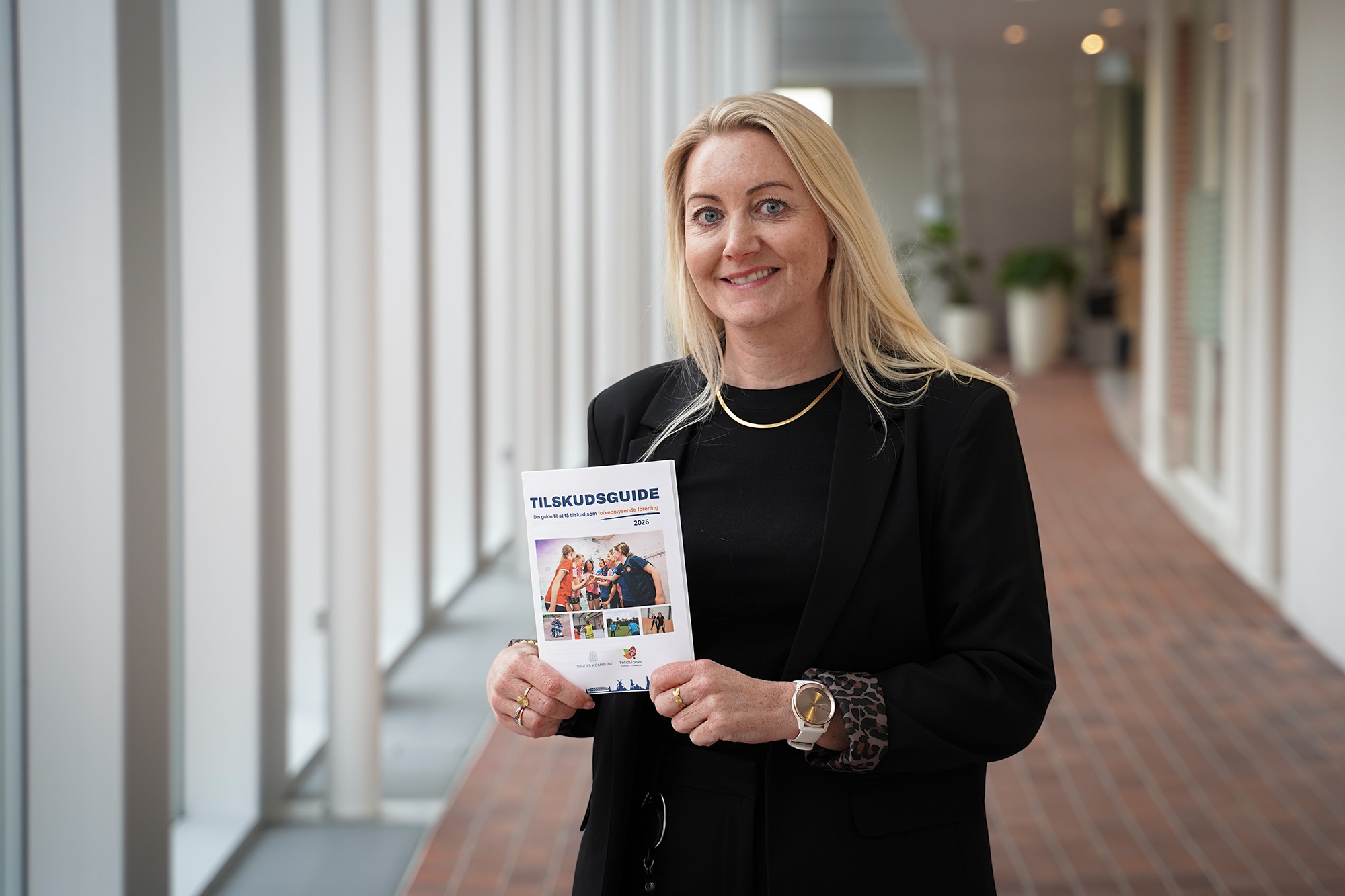 Kvinde med magasiner i hånden