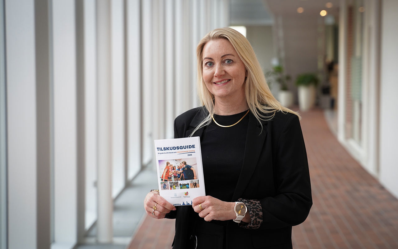 Kvinde med magasiner i hånden