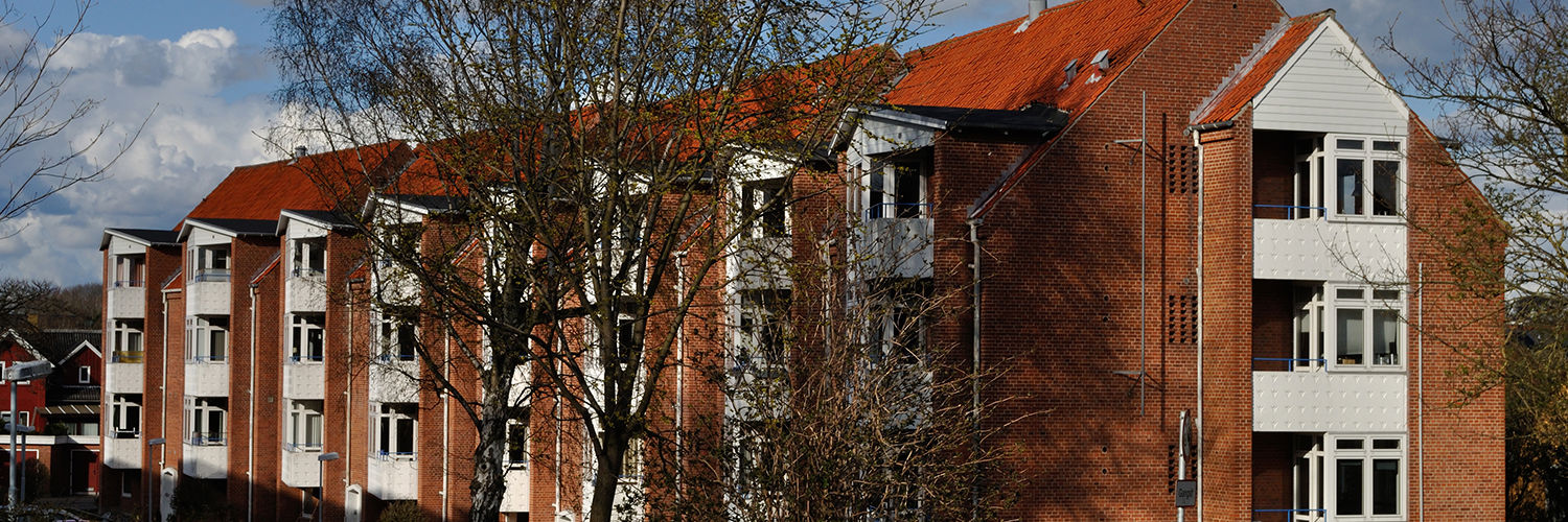 En boligblok med lejligheder i flere etager