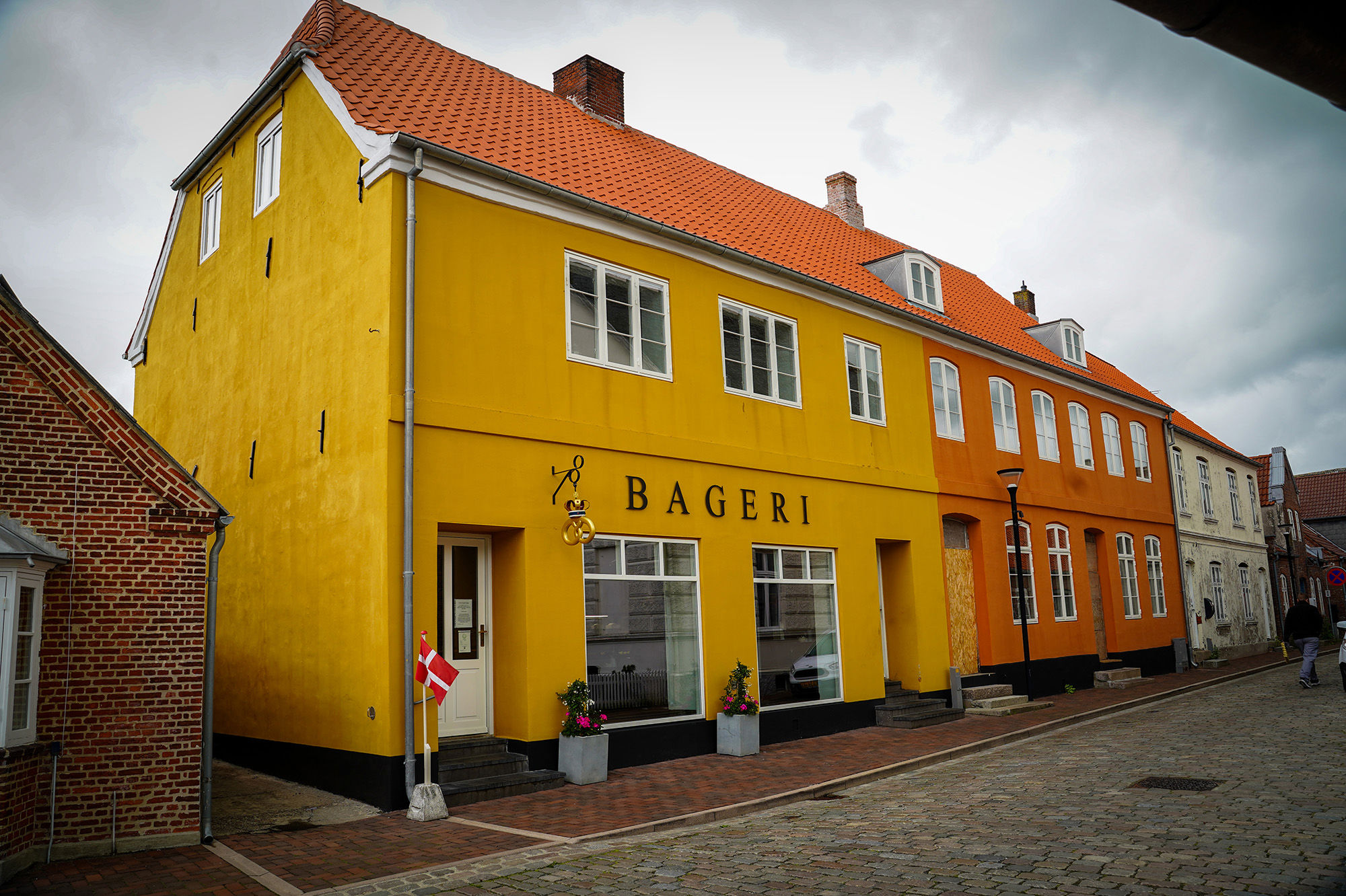 Facaden af Digebageren i Højer, en smuk gul bygning, hvor der står "Bageri".