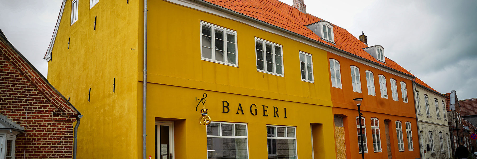 Facaden af Digebageren i Højer, en smuk gul bygning, hvor der står "Bageri".