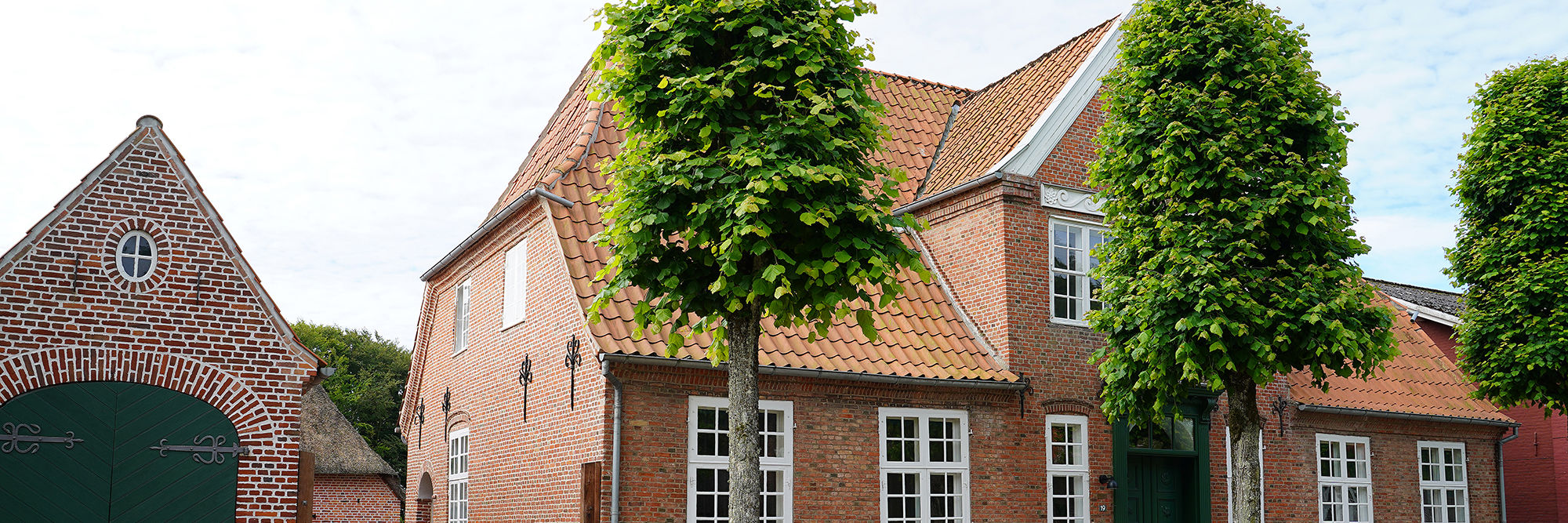 Rødt hus på en gade med brosten