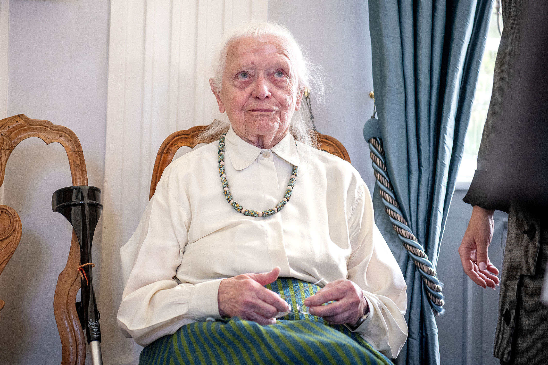 Rørt kvinde kigger op.