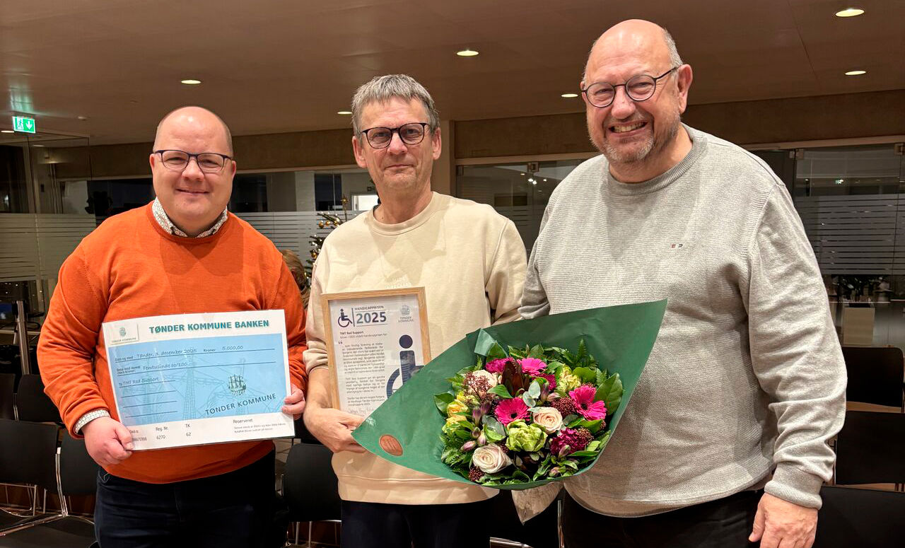 3 mænd fra TMT Red Support med blomster og check