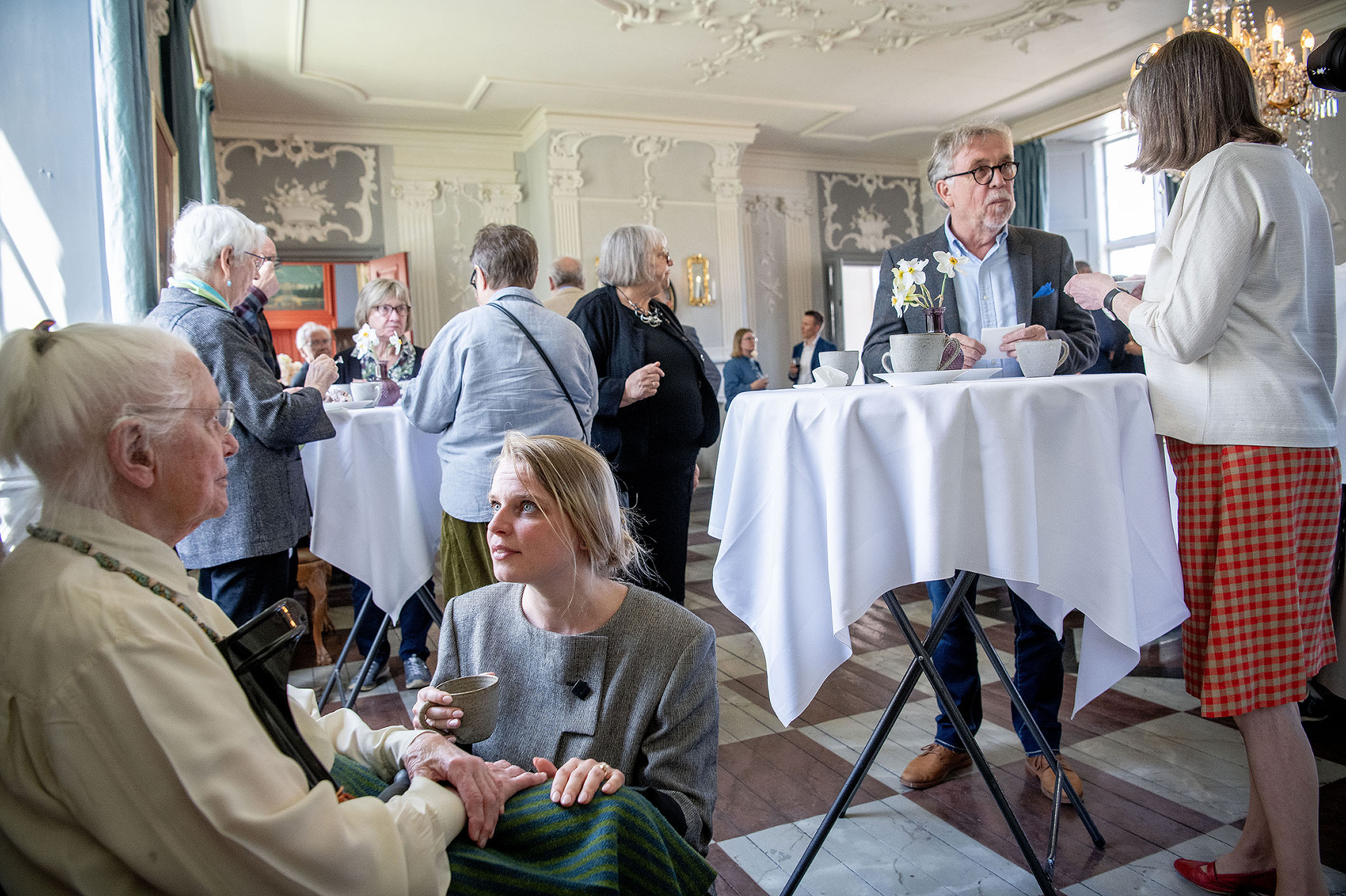 Mennesker drikker kaffe og taler sammen