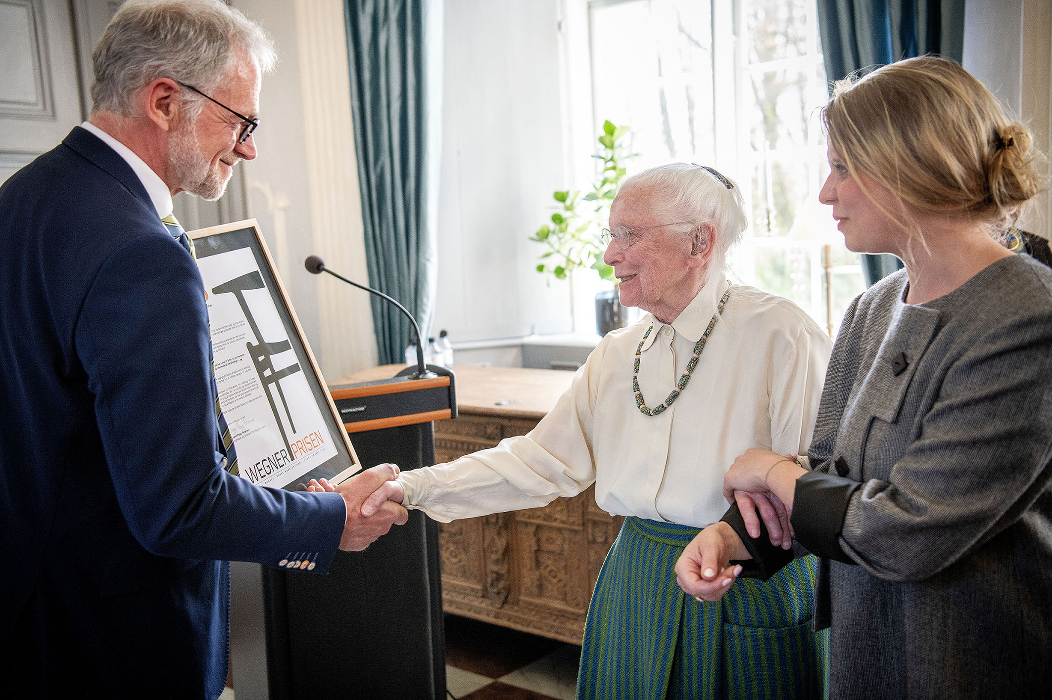 Hanne Vedel får overrakt Wegner Prisen af borgmesteren