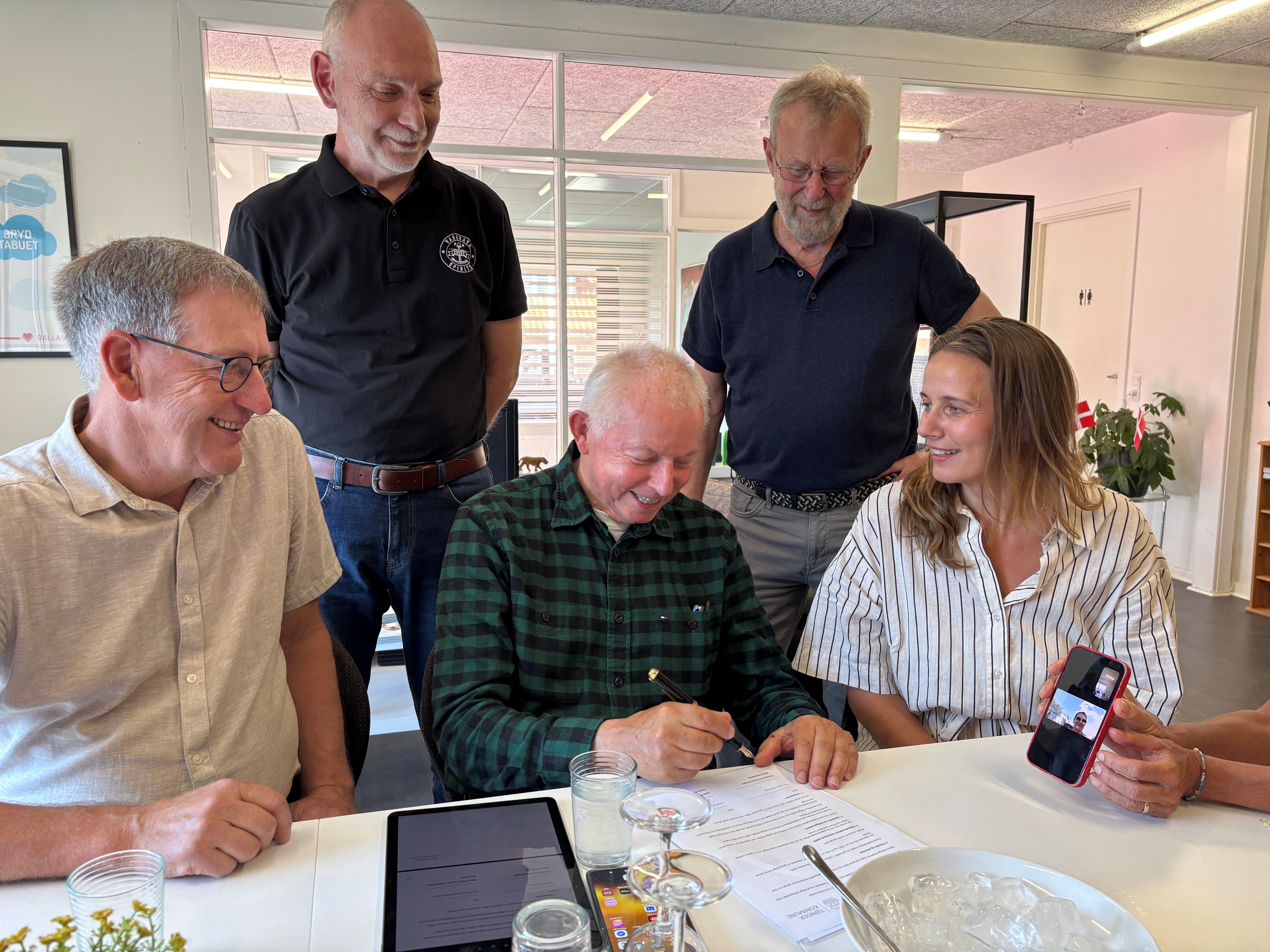 Bjarne Lund Henneberg underskriver aftalen med Ballast
