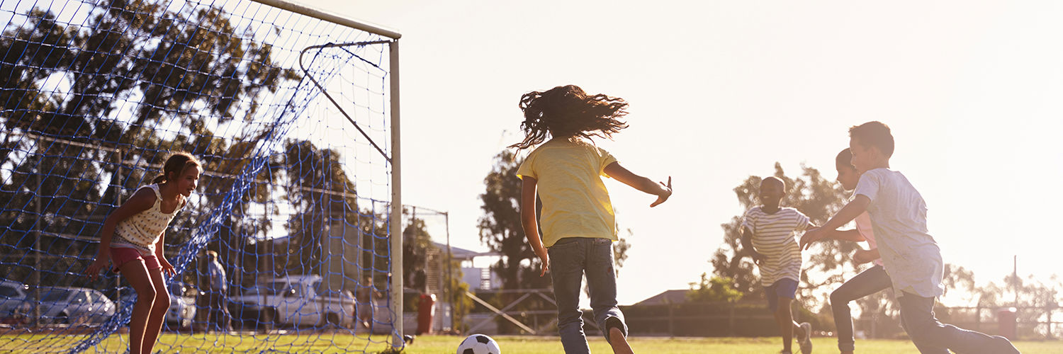 Børn der spiller fodbold