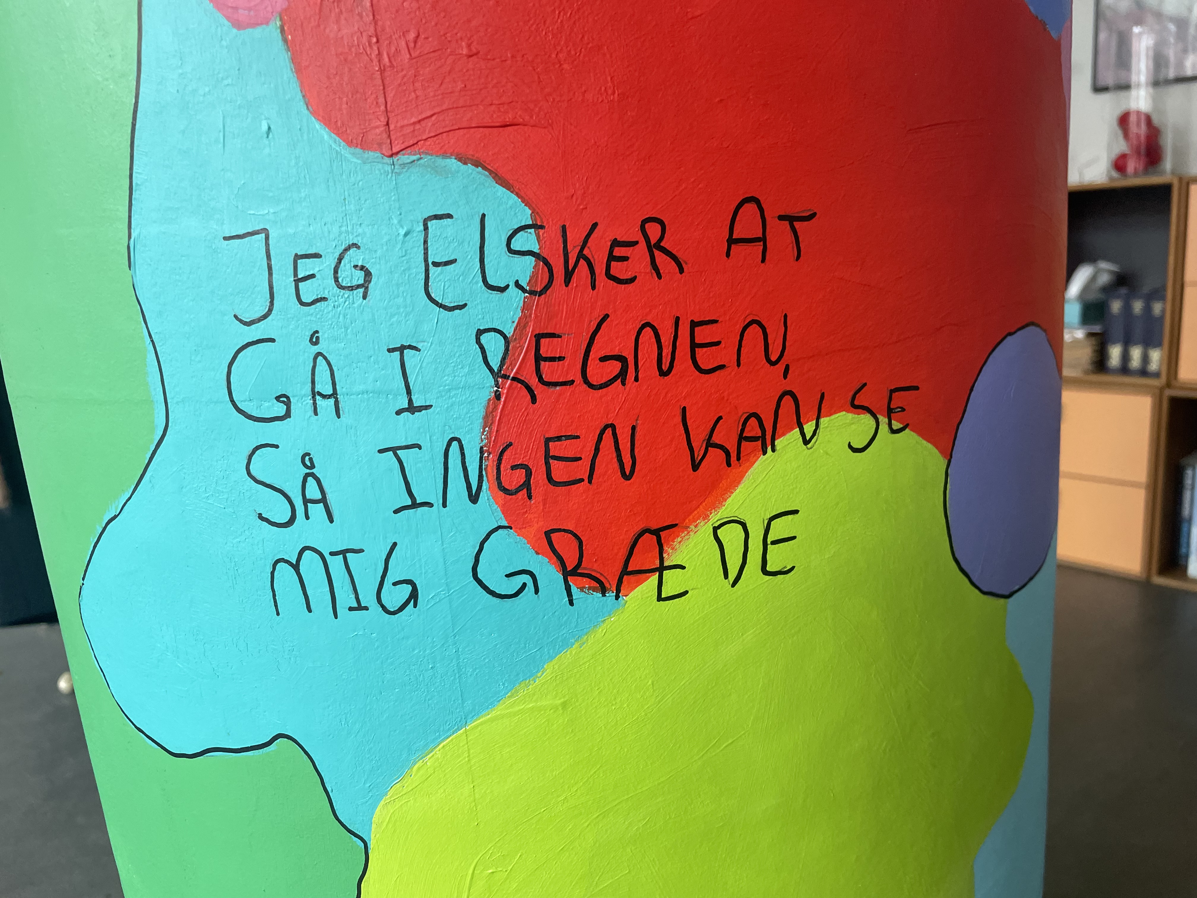 Billede med teksten: Jeg elsker at gå i regnen, så ingen kan se mig græde