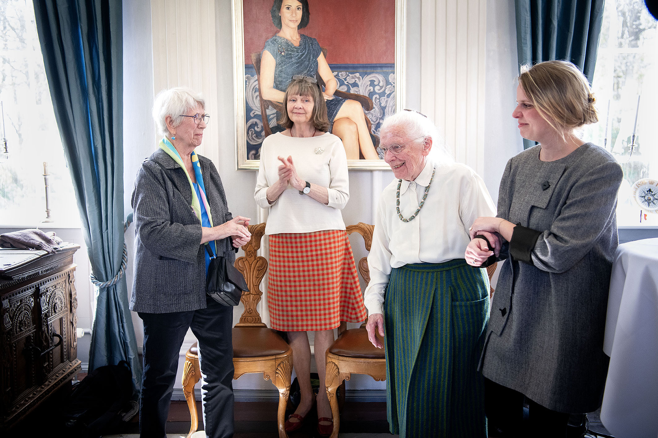 Folk klapper mens Hanne Vedel bliver hjulpet på vej af sit barnebarn