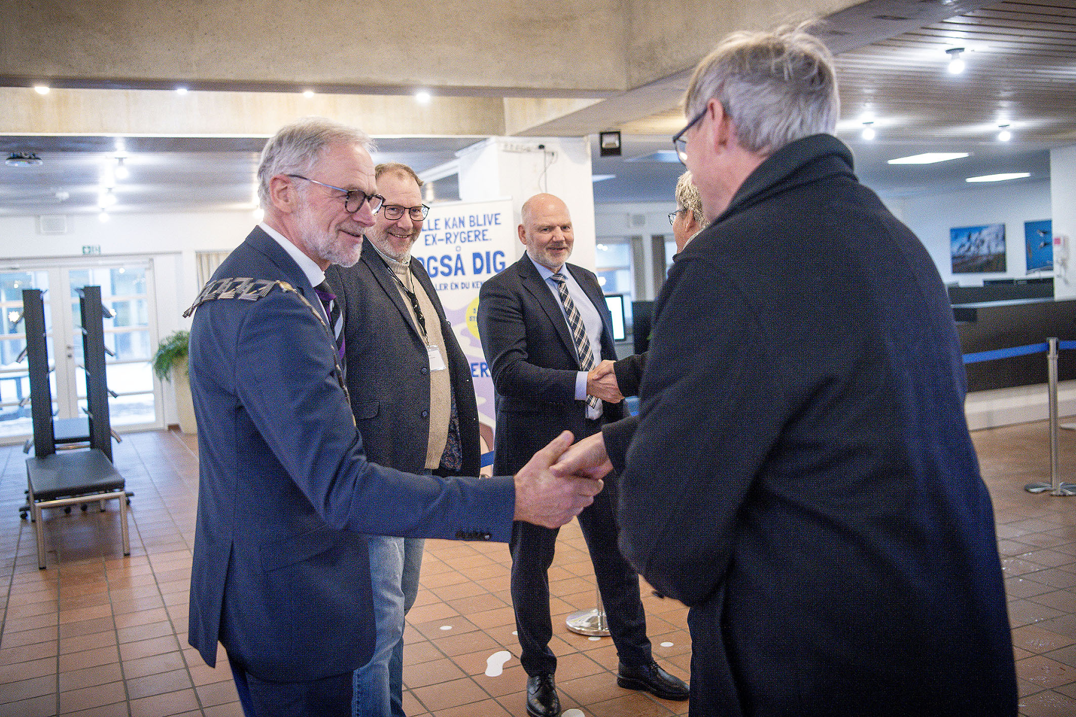 Borgmesteren byder velkommen til gæster ved indgangen