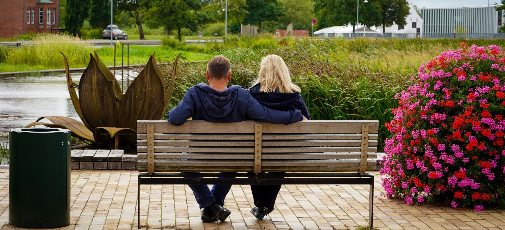 To mennesker sidder sammen på en bænk i Tønder