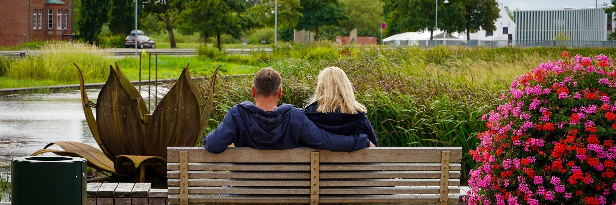 To mennesker sidder sammen på en bænk i Tønder