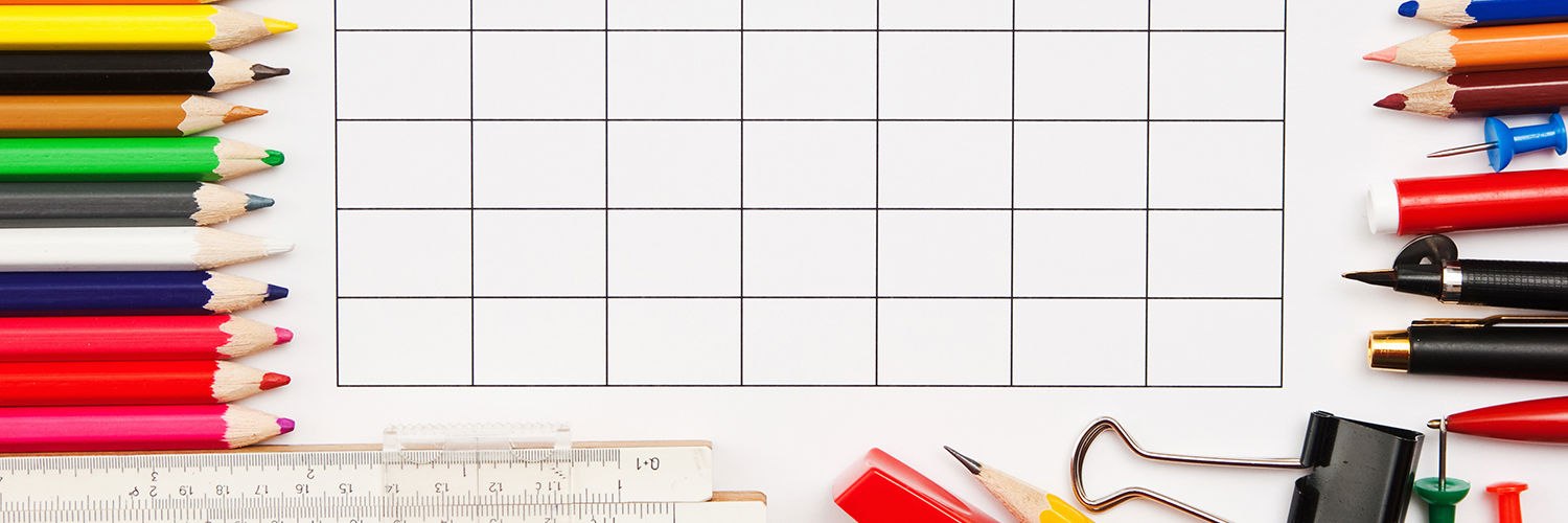 Forskelligt skolemateriale i form af farveblyanter, linial,