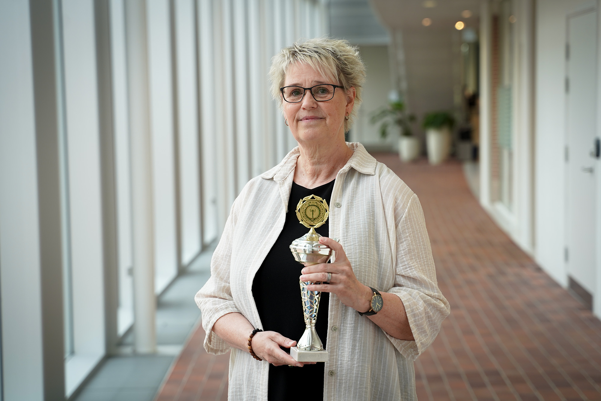 Billede af kvinde med pokal