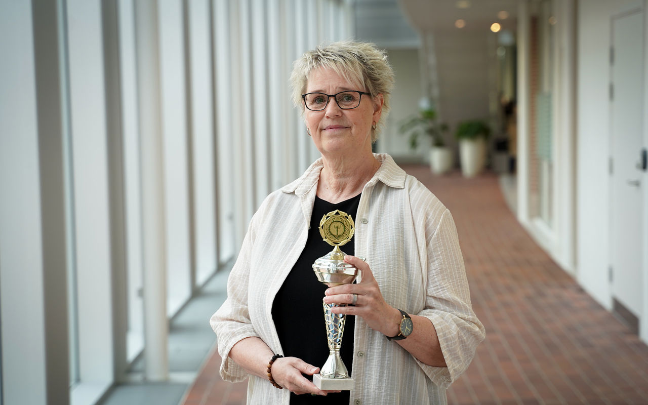 Billede af kvinde med pokal