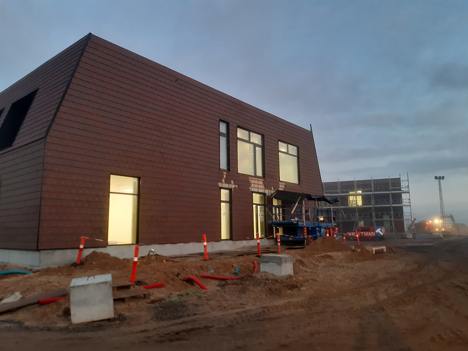 Skolen i morgenlys set fra parkeringspladsen