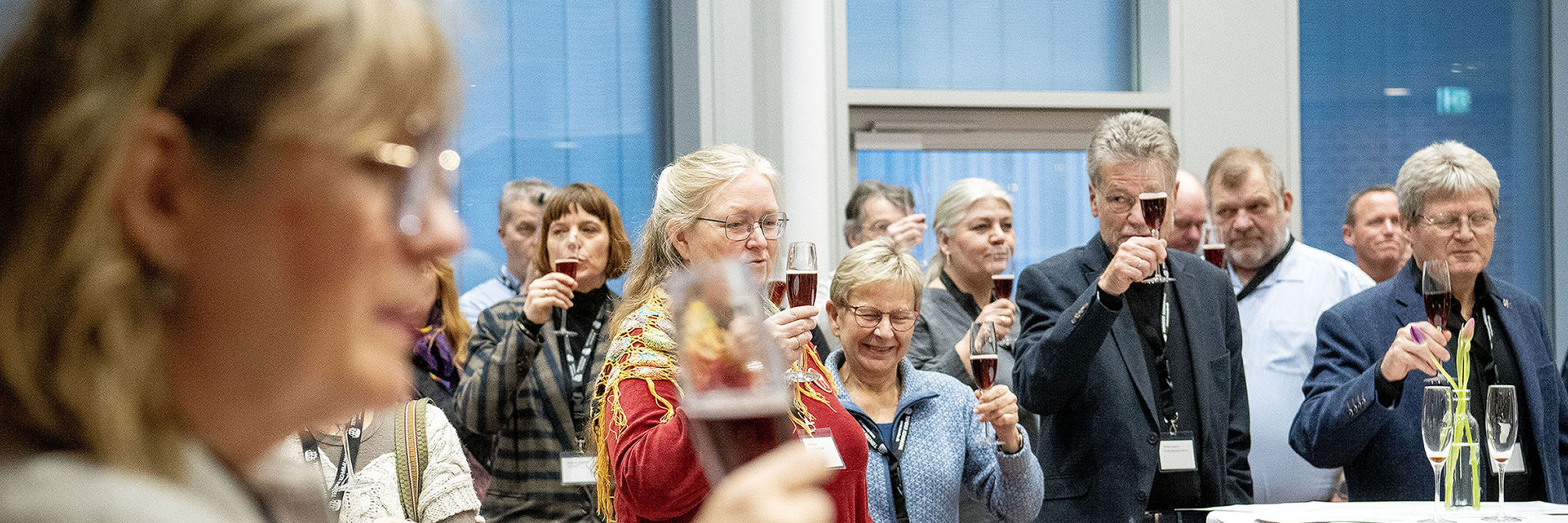 Gæsterne skåler
