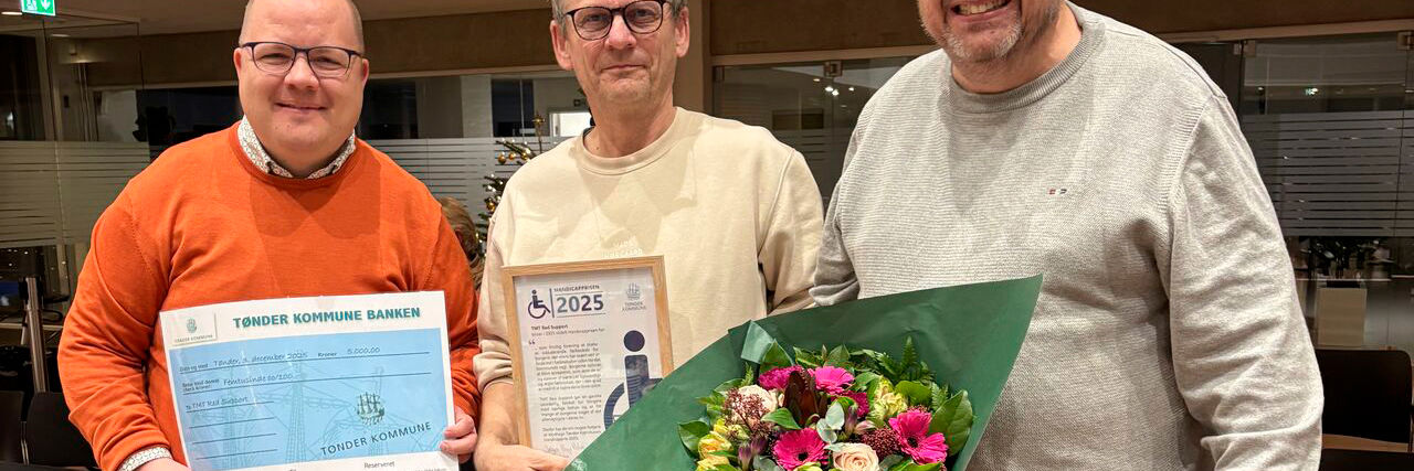 Sidste års vindere fra TMT Red Support står med diplom, gavecheck og blomster.