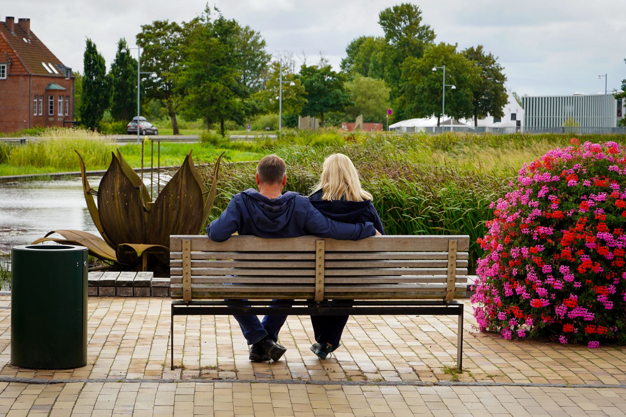 To mennesker sidder sammen på en bænk i Tønder
