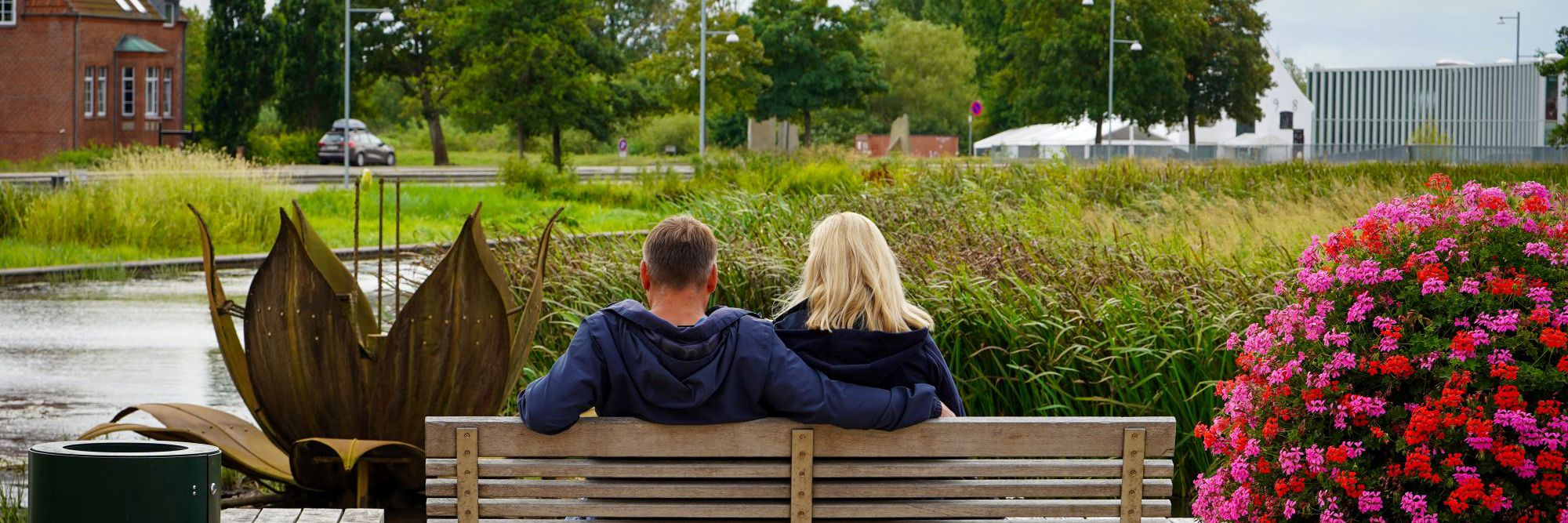 To mennesker sidder sammen på en bænk i Tønder