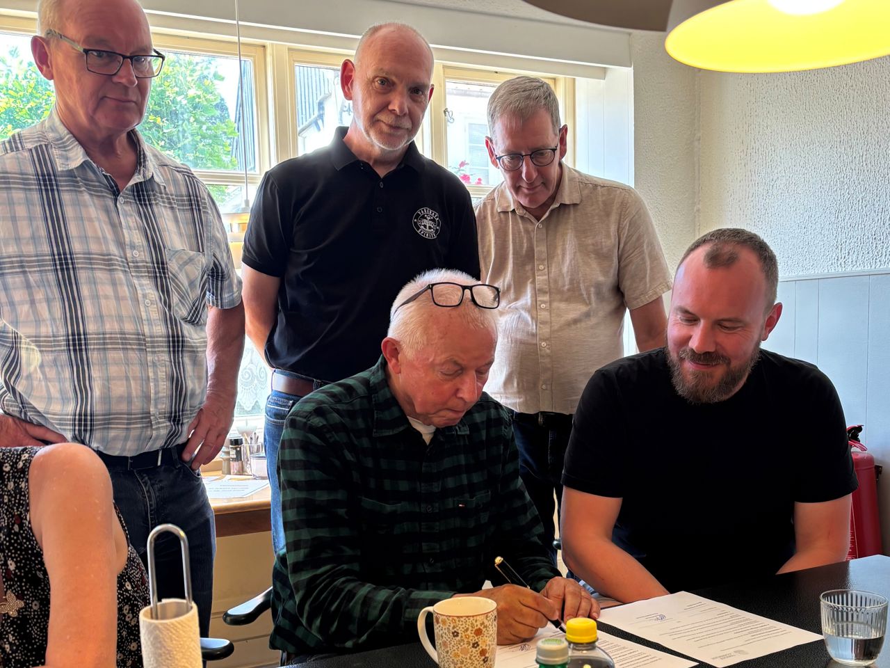 Bjarne Lund Henneberg underskriver aftalen med Varmestuen