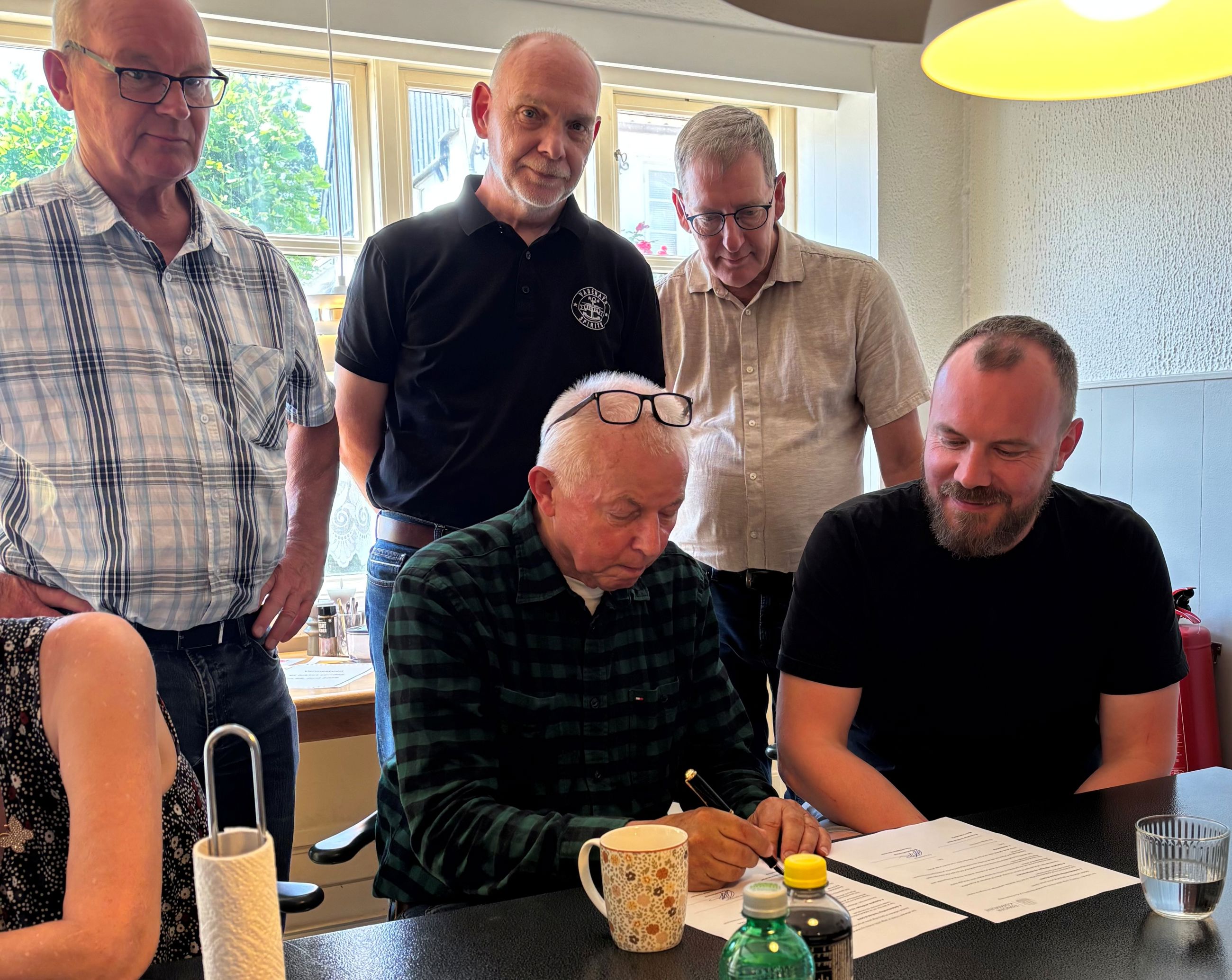 Bjarne Lund Henneberg underskriver aftalen med Varmestuen
