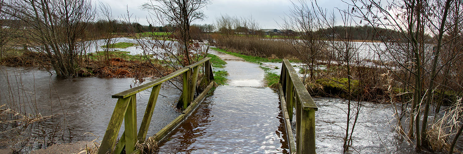 Bro står under vand