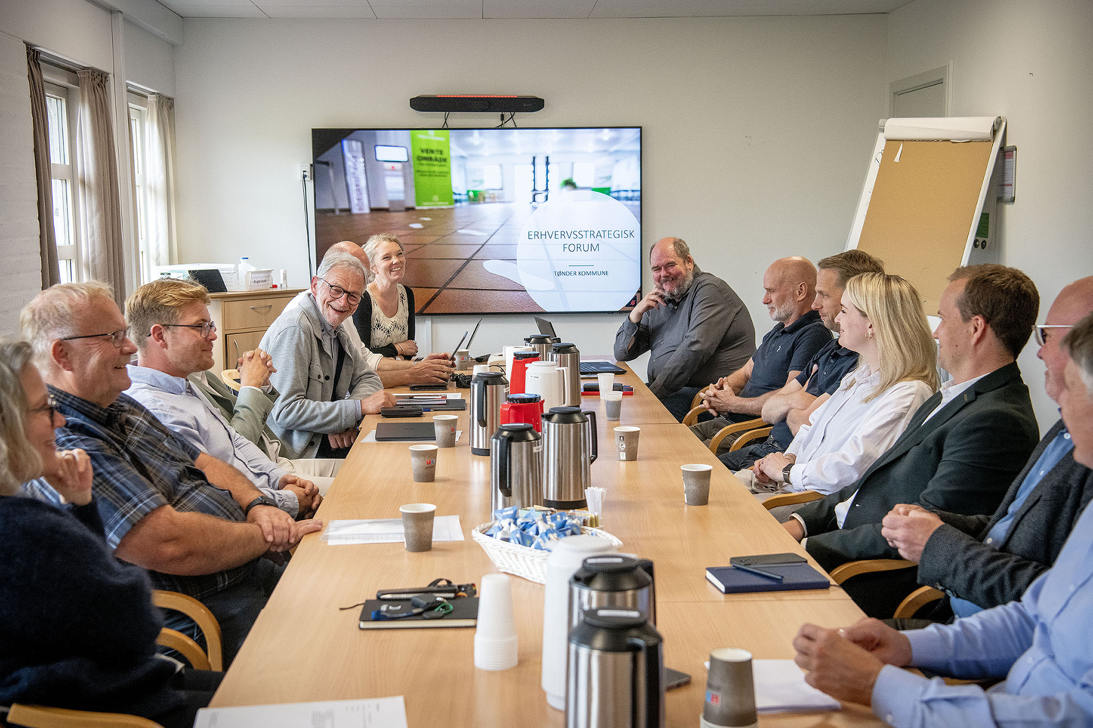 Mennesker omkring et bord i Erhversstrategisk Forum