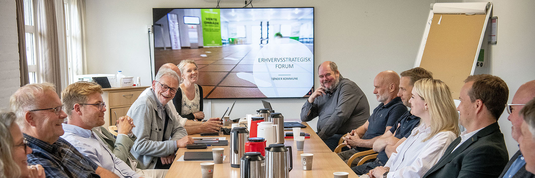 Mennesker omkring et bord i Erhversstrategisk Forum