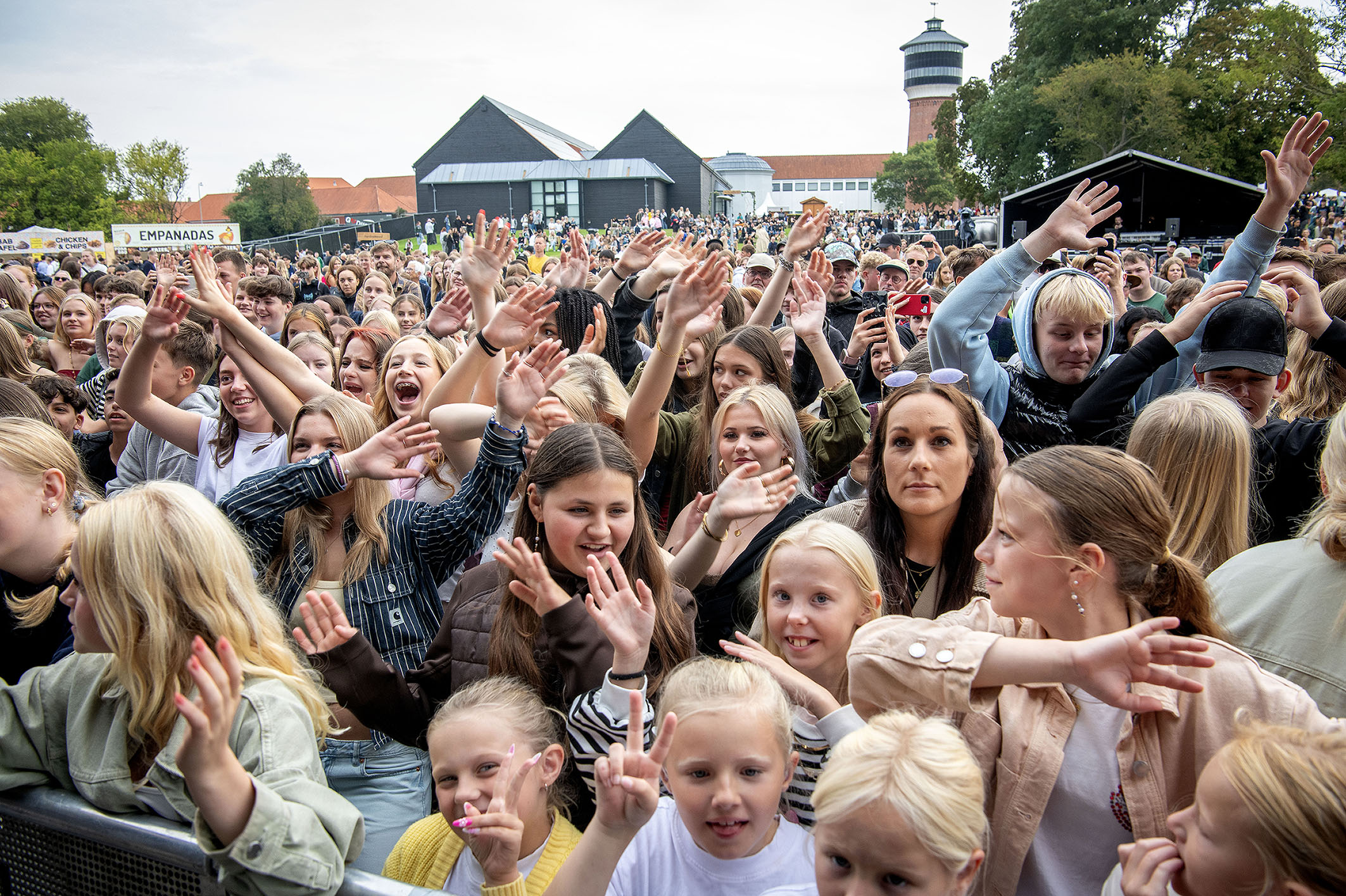 Unge mennesker til udendørs koncert