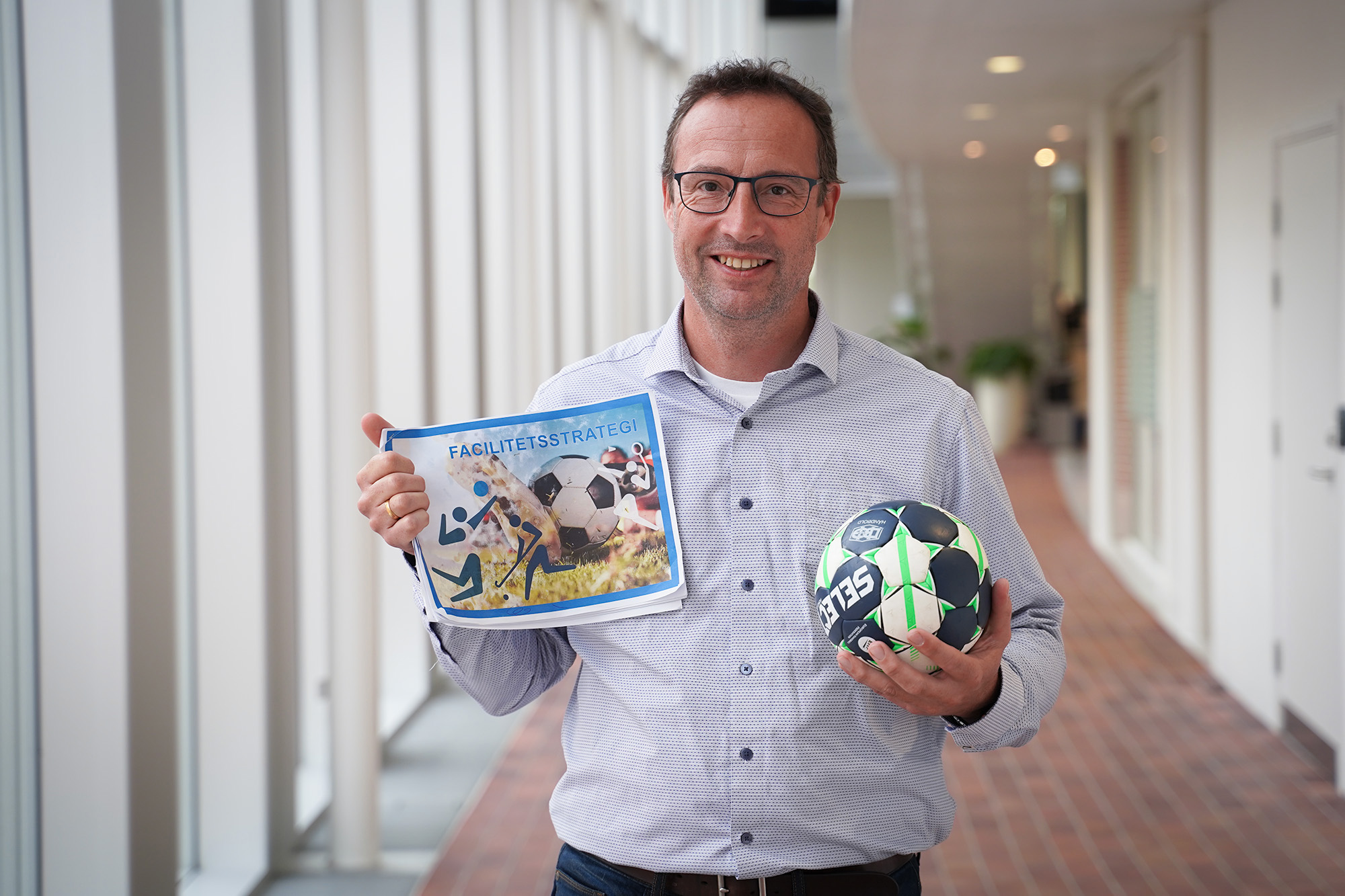 Mand med fodbold