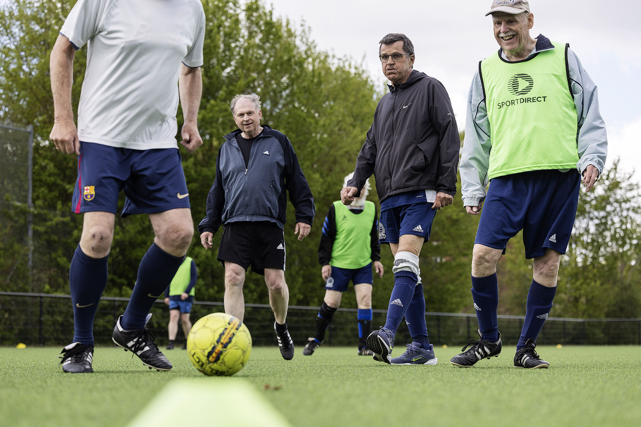 Mænd der spiller fodbold