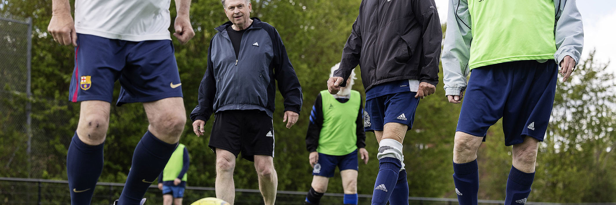 Mænd der spiller fodbold