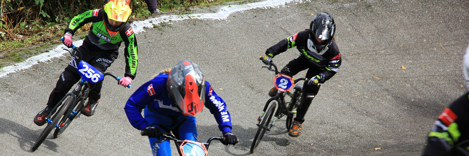 BMX kører på en bane