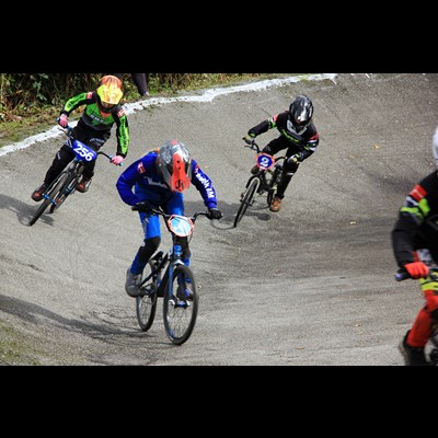 BMX kører på en bane