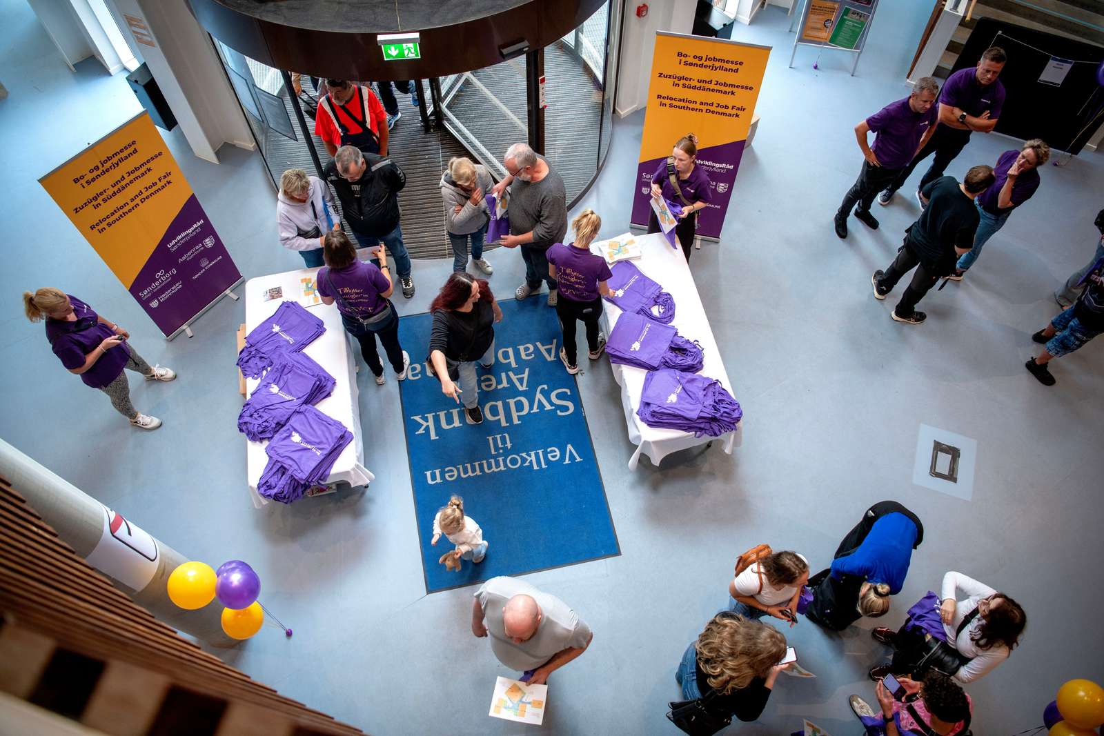 Mennesker fotograferet ovenfra til Bo- og Jobmesse