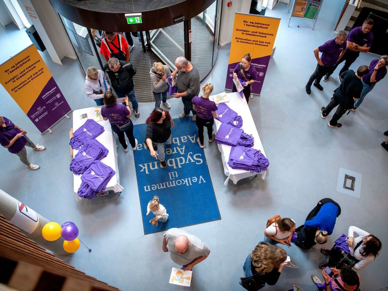 Mennesker fotograferet ovenfra til Bo- og Jobmesse