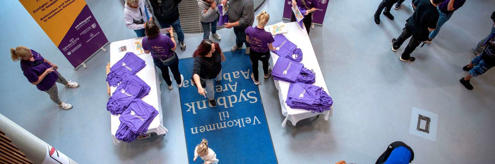 Mennesker fotograferet ovenfra til Bo- og Jobmesse
