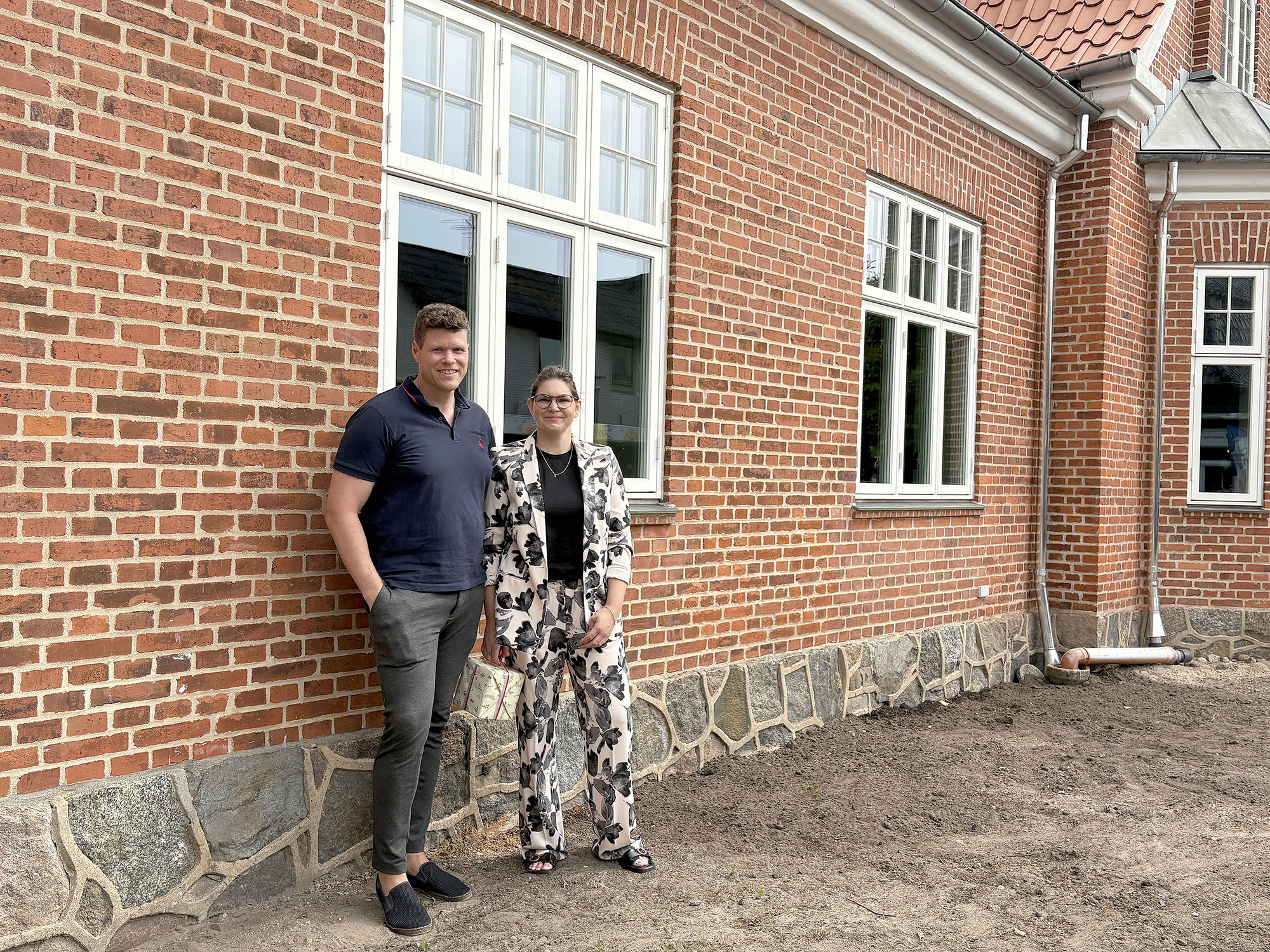 Ejerne af Storegade i Skærbæk foran deres hus