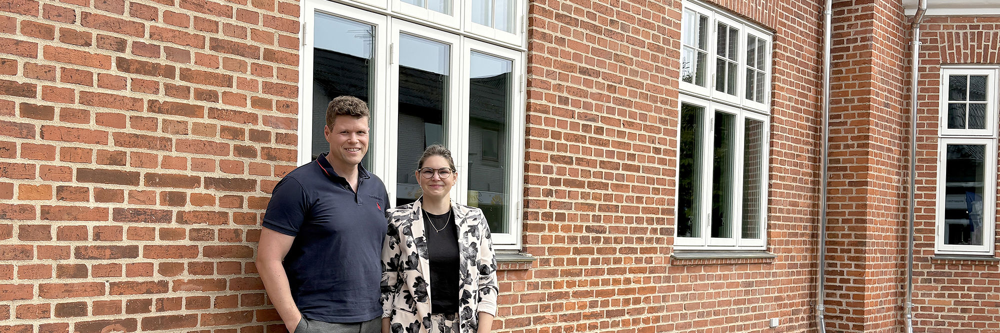 Ejerne af Storegade i Skærbæk foran deres hus